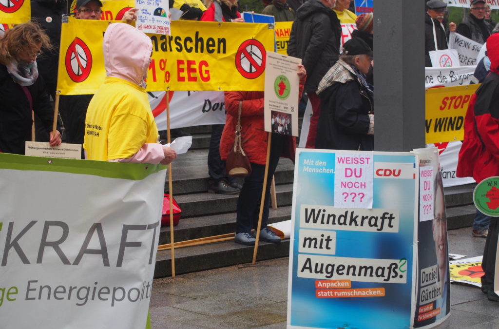 Daniel Günther in der Kritik: Protest vor dem Landtag gegen Windkraftpläne